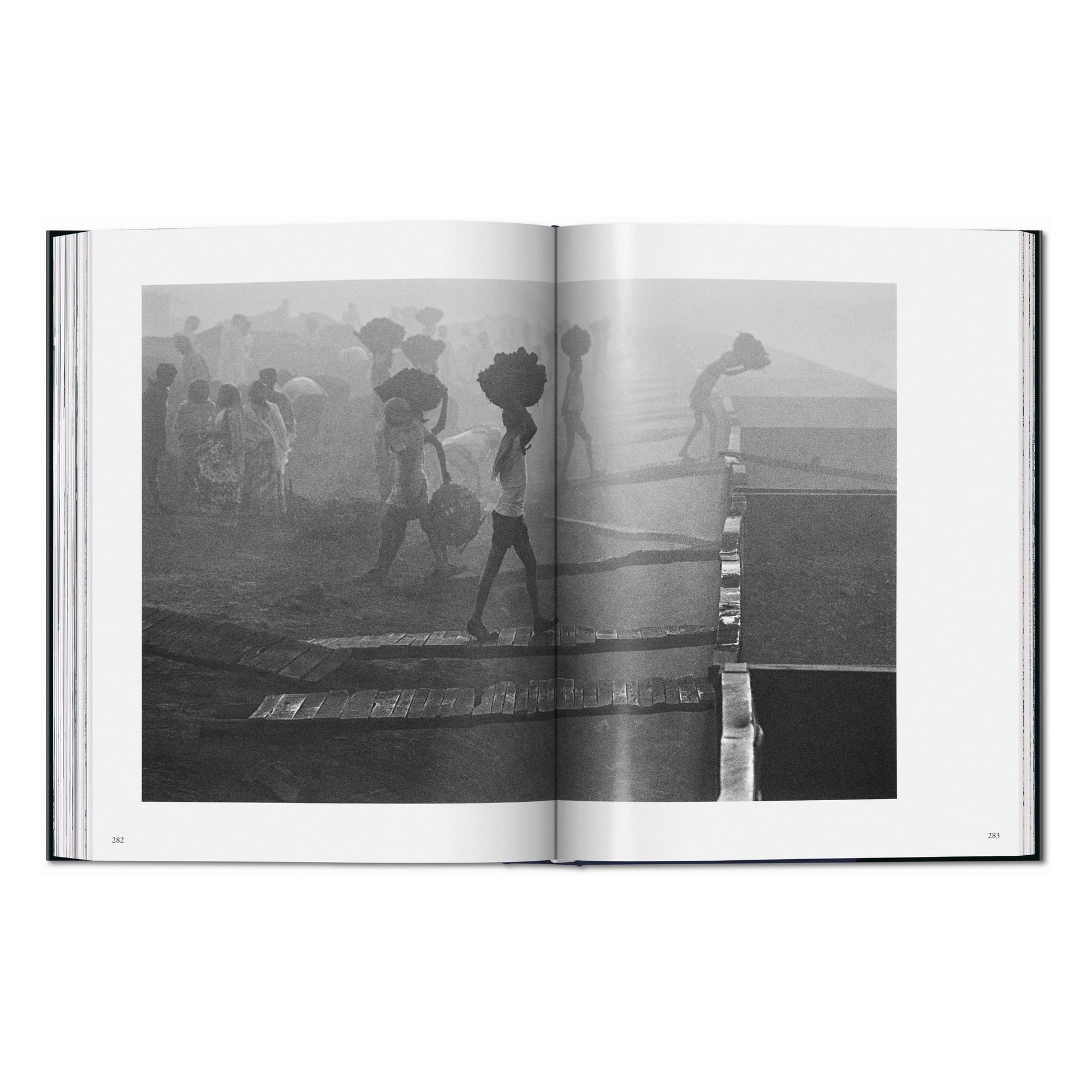 Sebastião Salgado. Workers. An Archaeology of the Industrial Age (English)