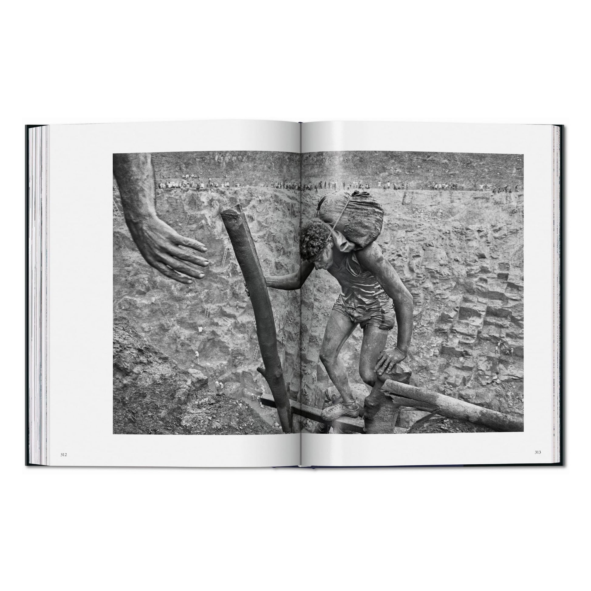 Sebastião Salgado. Workers. An Archaeology of the Industrial Age (English)